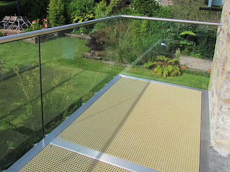 Micro Mesh · GRP Glasfiberriste til altaner